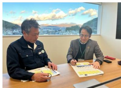 杉村社長（左）と対話する奥山部長（右）