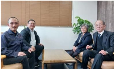 新原弘二社長、道子副社長、崇弘専務、成道常務の4人が並んで座っている写真