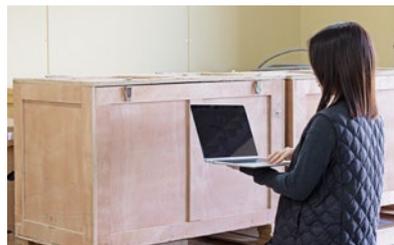 レーザー製品の輸出前に管理担当者が入念にチェックしている様子。