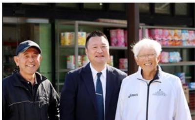 柿森誠社長（左）、長崎県事業承継・引継ぎ支援センター 濱里幸司氏（中央）、鈴木信吉代表（右）の3人が笑顔で立っている写真。