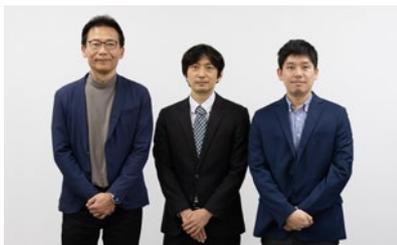 住村和彦CEO（中央）、吉川達彦取締役（左）、管理部阿部辰哉氏（右）の3人の写真。