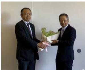 鈴木文三社長（左）と静岡防災株式会社 遠藤英敏会長（当時社長）（右）の握手。